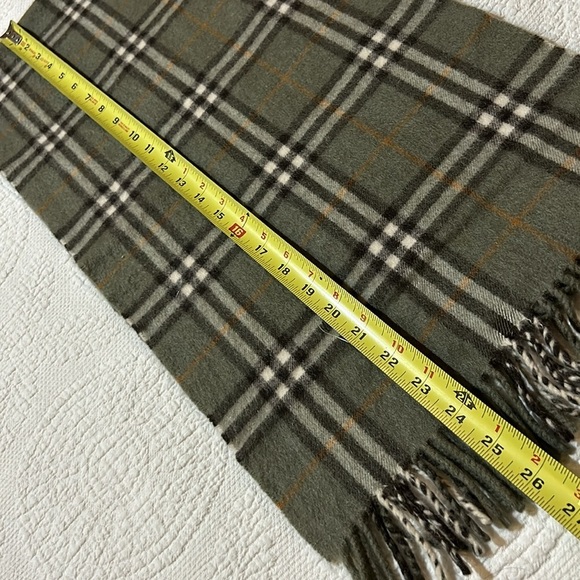 Burberrys Cashmere scarf. - Picture 3 of 8